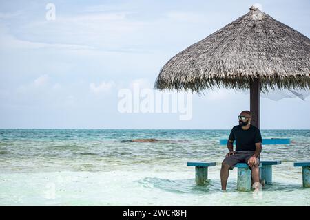 Une photo d'un Indien chauve avec barbe aux Maldives et profiter de ses vacances Banque D'Images