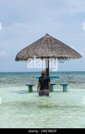 Une photo d'un Indien chauve avec barbe aux Maldives et profiter de ses vacances Banque D'Images