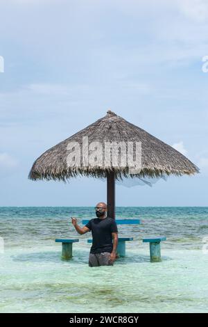 Une photo d'un Indien chauve avec barbe aux Maldives et profiter de ses vacances Banque D'Images