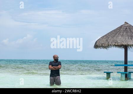 Une photo d'un Indien chauve avec barbe aux Maldives et profiter de ses vacances Banque D'Images