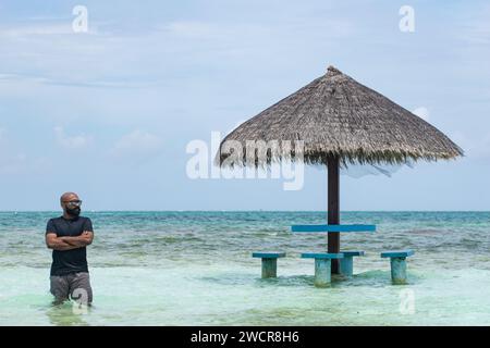 Une photo d'un Indien chauve avec barbe aux Maldives et profiter de ses vacances Banque D'Images