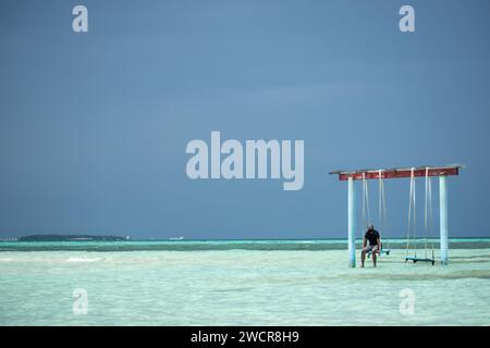 Une photo d'un Indien chauve avec barbe aux Maldives et profiter de ses vacances Banque D'Images