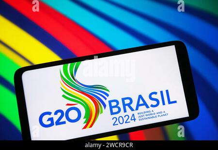 Kiev, Ukraine. 17 janvier 2024. Dans cette illustration photo, le logo du sommet G20 Rio de Janeiro 2024 est visible sur un écran de smartphone. (Photo de Pavlo Gonchar/SOPA Images/Sipa USA) *** strictement à des fins éditoriales *** crédit : SIPA USA/Alamy Live News Banque D'Images