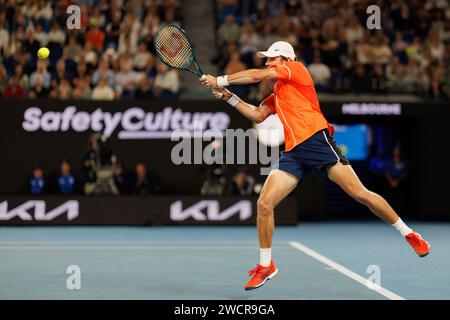 Melbourne, Australie. 17 janvier 2024. 10e Seed ALEX DE MINAUR d'Australie en action contre Matteo Arnaldi d'Italie sur Rod laver Arena dans un match de 2e tour en simple masculin le jour 4 de l'Open d'Australie 2024 à Melbourne, Australie. Sydney Low/Cal Sport Media/Alamy Live News Banque D'Images