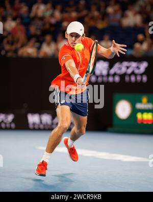 Melbourne, Australie. 17 janvier 2024. 10e Seed ALEX DE MINAUR d'Australie en action contre Matteo Arnaldi d'Italie sur Rod laver Arena dans un match de 2e tour en simple masculin le jour 4 de l'Open d'Australie 2024 à Melbourne, Australie. Sydney Low/Cal Sport Media/Alamy Live News Banque D'Images