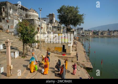 Pushkar, Inde - 4 janvier 2024 : un groupe de femmes dans un ghat sur le lac Pushkar au Rajasthan, en Inde. Banque D'Images