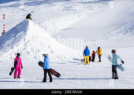 Davos, Suisse. 16 janvier 2024. Les amateurs de ski skient à Davos, Suisse, le 16 janvier 2024. Crédit : Meng Dingbo/Xinhua/Alamy Live News Banque D'Images