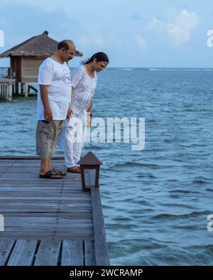 Une photo de couples indiens d'âge moyen qui passent des vacances aux Maldives Banque D'Images