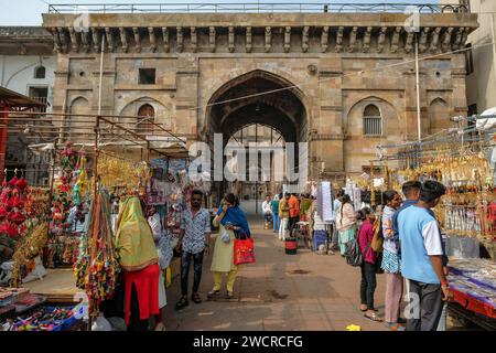 Ahmedabad, Inde - 10 janvier 2024 : les gens font du shopping devant la porte du fort de Bhadra à Ahmedabad, Gujarat, Inde. Banque D'Images