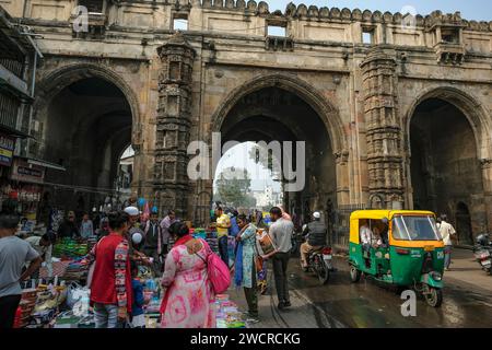 Ahmedabad, Inde - 10 janvier 2024 : les gens font du shopping devant le Teen Darwaza, une porte d'entrée historique à l'est du fort Bhadra à Ahmedabad. Banque D'Images