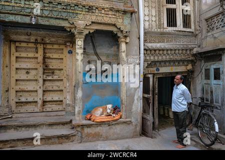 Ahmedabad, Inde - 10 janvier 2024 : maisons traditionnelles dans la vieille ville d'Ahmedabad, Inde. Banque D'Images