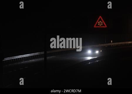 Stuttgart, Allemagne. 17 janvier 2024. Une voiture roule sur la B27 en direction de Stuttgart. Selon le service météorologique allemand, de la glace noire et de graves obstacles à la circulation sont à prévoir. Crédit : Marijan Murat/dpa/Alamy Live News Banque D'Images