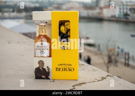 Beirao Liquor Coffret cadeau avec chocolats pour Noël, Beirao est Un Licor Beirao portugais d' Honra 100 ans Portugal, 31 décembre 2023 Banque D'Images