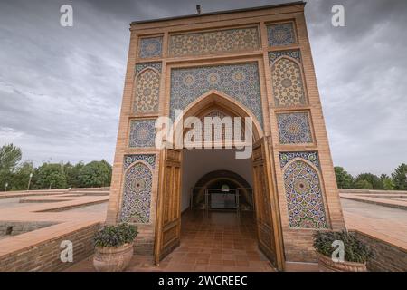 Mur carrelé de Ulugh Beg Madrasa à Samarkand, Ouzbékistan. Vue des détails des décorations extérieures, espace de copie pour le texte Banque D'Images