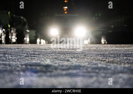 Stuttgart, Allemagne. 17 janvier 2024. Une voiture roule sur une route hivernale. Selon le service météorologique allemand, de la glace noire et de graves obstacles à la circulation sont à prévoir. Crédit : Marijan Murat/dpa/Alamy Live News Banque D'Images