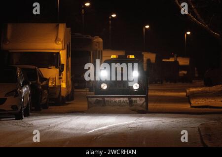 Stuttgart, Allemagne. 17 janvier 2024. Un camion roule sur une route hivernale. Selon le service météorologique allemand, de la glace noire et de graves obstacles à la circulation sont à prévoir. Crédit : Marijan Murat/dpa/Alamy Live News Banque D'Images