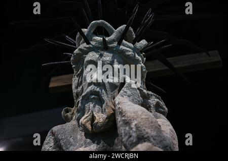 Non exclusive : LVIV, UKRAINE - 15 JANVIER 2024 - la sculpture restaurée du Christ pensif du dôme de la chapelle de Boim est exposée pendant le What Banque D'Images