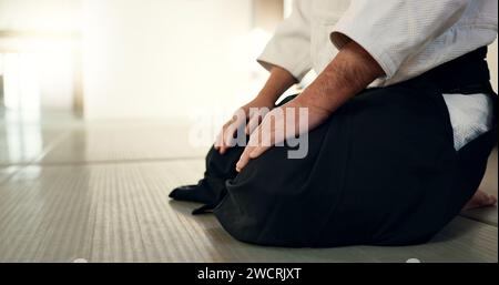 Homme asiatique, étudiant ou arc dans le dojo pour le respect, le salut ou l'honneur à maîtriser à la salle de gym intérieure. Gros plan d'une personne masculine ou d'un entraîneur de karaté qui s'incline Banque D'Images