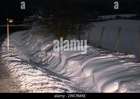 Blankenheim, Allemagne. 17 janvier 2024. Des dérives de neige peuvent être vues sur une route de campagne dans l'Eifel. Crédit : David Young/dpa/Alamy Live News Banque D'Images