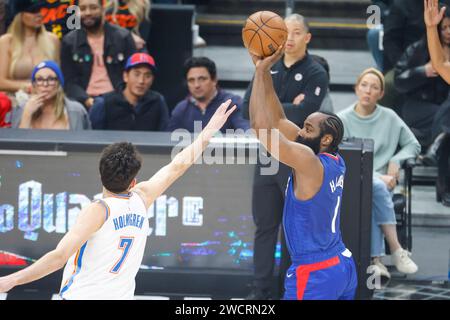 Los Angeles, États-Unis. 16 janvier 2024. James Harden (droite) des Clippers de Los Angeles tire contre Chet Holmgren (gauche) des Thunder d'Oklahoma City lors d'un match de basket-ball NBA au Crypto.com Arena. Score final ; Clippers 128:117 Thunder Credit : SOPA Images Limited/Alamy Live News Banque D'Images