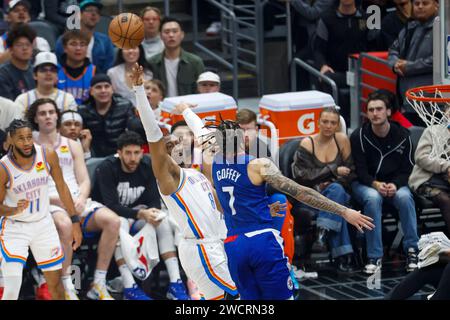 Los Angeles, États-Unis. 16 janvier 2024. Jalen Williams (gauche) du Thunder d'Oklahoma City tire contre Amir Coffey (droite) des Clippers de Los Angeles lors d'un match de basket-ball NBA au Crypto.com Arena. Score final ; Clippers 128:117 Thunder Credit : SOPA Images Limited/Alamy Live News Banque D'Images