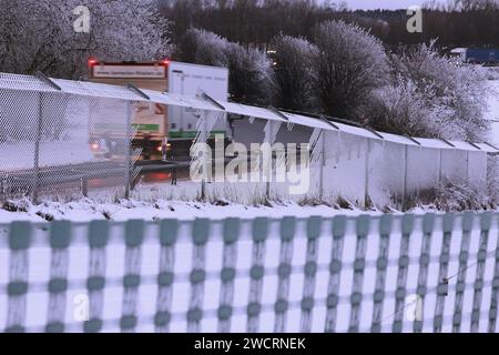 Blankenheim, Allemagne. 17 janvier 2024. Une barrière de neige en face de l'autoroute A1 dans l'Eifel. Crédit : David Young/dpa/Alamy Live News Banque D'Images