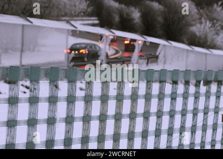 Blankenheim, Allemagne. 17 janvier 2024. Une clôture à neige se dresse devant l'autoroute A1 dans l'Eifel. Crédit : David Young/dpa/Alamy Live News Banque D'Images