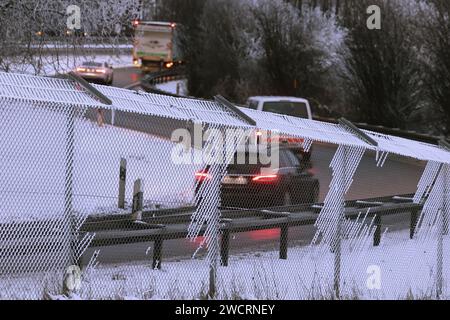 Blankenheim, Allemagne. 17 janvier 2024. Les véhicules roulent sur l'autoroute fédérale A1 dans la région de l'Eifel. Crédit : David Young/dpa/Alamy Live News Banque D'Images