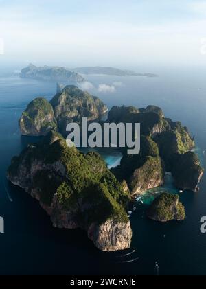 Superbe vue aérienne de Ko Phi Phi Lee, un anneau de collines calcaires escarpées entourant Maya Bay avec Phi Phi Don au loin. Banque D'Images