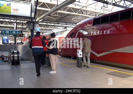 Les passagers montent à bord d'un train à grande vitesse inter-ville Thalys à destination de Paris Nord, France à la gare internationale Bruxelles midi, Belgique, mai 2023 Banque D'Images