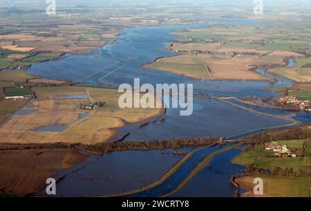 Vue aérienne de la rivière Derwent inondée dans le North Yorkshire, à Gunby et Bubwith villages regardant vers le nord Banque D'Images