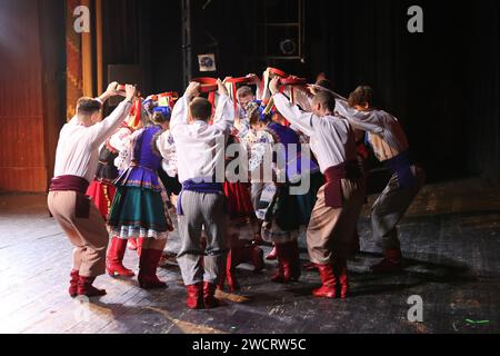 IVANO-FRANKIVSK, UKRAINE - 15 JANVIER 2024 - des membres du Chœur folklorique académique ukrainien d'Ukraine Hryhorii Veriovka honorés au cours d'un concert en soutien aux forces armées ukrainiennes au Théâtre dramatique académique national Ivan Franko à Ivano-Frankivsk, dans l'ouest de l'Ukraine. Banque D'Images