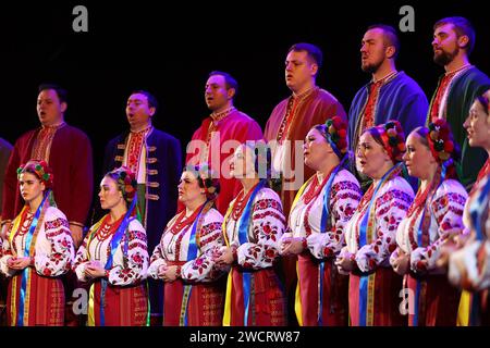 IVANO-FRANKIVSK, UKRAINE - 15 JANVIER 2024 - des membres du Chœur folklorique académique ukrainien d'Ukraine Hryhorii Veriovka honorés au cours d'un concert en soutien aux forces armées ukrainiennes au Théâtre dramatique académique national Ivan Franko à Ivano-Frankivsk, dans l'ouest de l'Ukraine. Banque D'Images