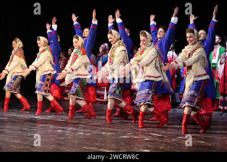 IVANO-FRANKIVSK, UKRAINE - 15 JANVIER 2024 - des membres du Chœur folklorique académique ukrainien d'Ukraine Hryhorii Veriovka honorés au cours d'un concert en soutien aux forces armées ukrainiennes au Théâtre dramatique académique national Ivan Franko à Ivano-Frankivsk, dans l'ouest de l'Ukraine. Banque D'Images