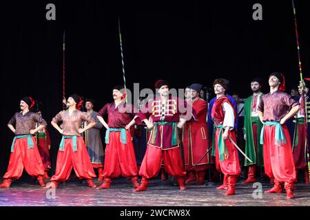 IVANO-FRANKIVSK, UKRAINE - 15 JANVIER 2024 - des membres du Chœur folklorique académique ukrainien d'Ukraine Hryhorii Veriovka honorés au cours d'un concert en soutien aux forces armées ukrainiennes au Théâtre dramatique académique national Ivan Franko à Ivano-Frankivsk, dans l'ouest de l'Ukraine. Banque D'Images