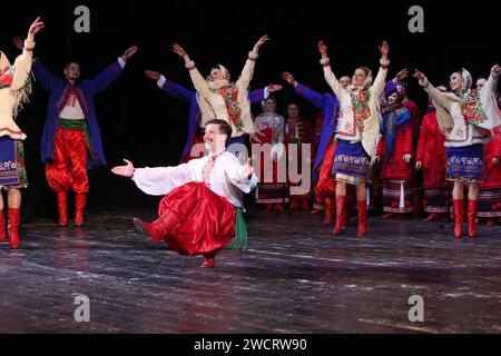 IVANO-FRANKIVSK, UKRAINE - 15 JANVIER 2024 - des membres du Chœur folklorique académique ukrainien d'Ukraine Hryhorii Veriovka honorés au cours d'un concert en soutien aux forces armées ukrainiennes au Théâtre dramatique académique national Ivan Franko à Ivano-Frankivsk, dans l'ouest de l'Ukraine. Banque D'Images