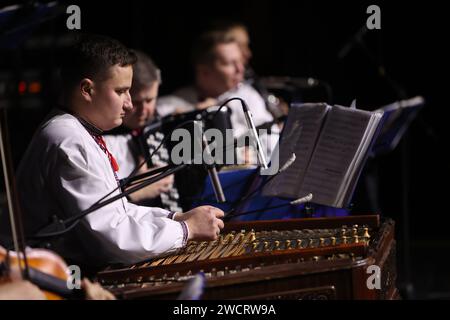 IVANO-FRANKIVSK, UKRAINE - le 15 JANVIER 2024 - Un membre du Chœur folklorique académique ukrainien d'honneur national Hryhorii Veriovka se produit lors d'un concert en soutien aux forces armées ukrainiennes au Théâtre dramatique académique national Ivan Franko à Ivano-Frankivsk, dans l'ouest de l'Ukraine. Banque D'Images