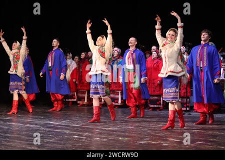 IVANO-FRANKIVSK, UKRAINE - 15 JANVIER 2024 - les membres du Chœur folklorique académique ukrainien d'Ukraine Hryhorii Veriovka se produisent lors d'un concert en soutien aux forces armées ukrainiennes au Théâtre dramatique académique national Ivan Franko à Ivano-Frankivsk, dans l'ouest de l'Ukraine. Banque D'Images