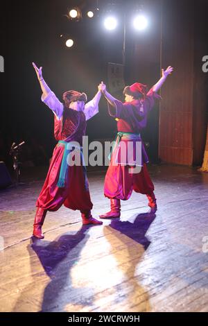 IVANO-FRANKIVSK, UKRAINE - 15 JANVIER 2024 - des membres du Chœur folklorique académique ukrainien d'Ukraine Hryhorii Veriovka honorés au cours d'un concert en soutien aux forces armées ukrainiennes au Théâtre dramatique académique national Ivan Franko à Ivano-Frankivsk, dans l'ouest de l'Ukraine. Banque D'Images