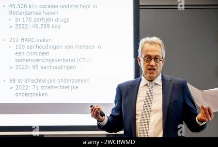 ROTTERDAM - Hugo Hillenaar Chief Officer lors de la présentation des chiffres annuels par le ministère public sur l'équipe HARC Rotterdam. L'équipe Hit and Run Cargo (HARC) est impliquée dans l'enquête et la poursuite des enquêtes de subversion majeures dans et autour du port de Rotterdam. ANP ROBIN UTRECHT netherlands Out - belgique Out Banque D'Images