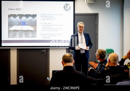 ROTTERDAM - Hugo Hillenaar Chief Officer lors de la présentation des chiffres annuels par le ministère public sur l'équipe HARC Rotterdam. L'équipe Hit and Run Cargo (HARC) est impliquée dans l'enquête et la poursuite des enquêtes de subversion majeures dans et autour du port de Rotterdam. ANP ROBIN UTRECHT netherlands Out - belgique Out Banque D'Images