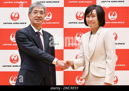 Mitsuko TOTTORI (à droite), le nouveau président de la JAL, Yuji AKASAKA, directeur représentatif et actuel président, démissionne de ses fonctions de président. Cette photo a été prise au siège de Japan Airlines à Tokyo, le 17 janvier 2024. Crédit : Aviation Wire/AFLO/Alamy Live News Banque D'Images