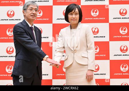 Mitsuko TOTTORI (à droite), le nouveau président de la JAL, Yuji AKASAKA, directeur représentatif et actuel président, démissionne de ses fonctions de président. Cette photo a été prise au siège de Japan Airlines à Tokyo, le 17 janvier 2024. Crédit : Aviation Wire/AFLO/Alamy Live News Banque D'Images