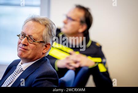 ROTTERDAM - Hugo Hillenaar Chief Officer lors de la présentation des chiffres annuels par le ministère public sur l'équipe HARC Rotterdam. L'équipe Hit and Run Cargo (HARC) est impliquée dans l'enquête et la poursuite des enquêtes de subversion majeures dans et autour du port de Rotterdam. ANP ROBIN UTRECHT netherlands Out - belgique Out Banque D'Images