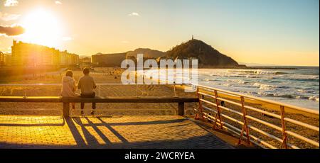 Plage de Zurriola au coucher du soleil avec Monte Urgull en arrière-plan. San Sebastian, pays Basque, Guipuzcoa. Espagne. Banque D'Images