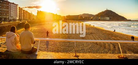 Plage de Zurriola au coucher du soleil avec Monte Urgull en arrière-plan. San Sebastian, pays Basque, Guipuzcoa. Espagne. Banque D'Images