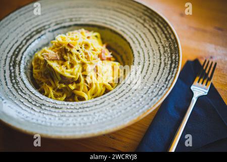Gros plan d'une salade de pâtes gazéra spaghetti dans une assiette. Banque D'Images