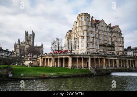 Abbaye de Bath et la rivière Avon à Bath, Somerset. Date de la photo : dimanche 14 janvier 2024. Photo PA. Banque D'Images