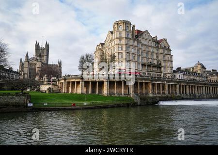 Abbaye de Bath et la rivière Avon à Bath, Somerset. Date de la photo : dimanche 14 janvier 2024. Photo PA. Banque D'Images