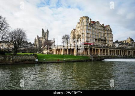 Abbaye de Bath et la rivière Avon à Bath, Somerset. Date de la photo : dimanche 14 janvier 2024. Photo PA. Banque D'Images